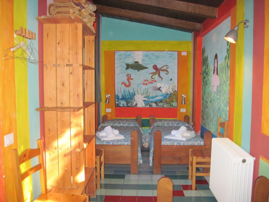 Libera Universita Di Alcatraz Hostal Morleschio Habitación foto