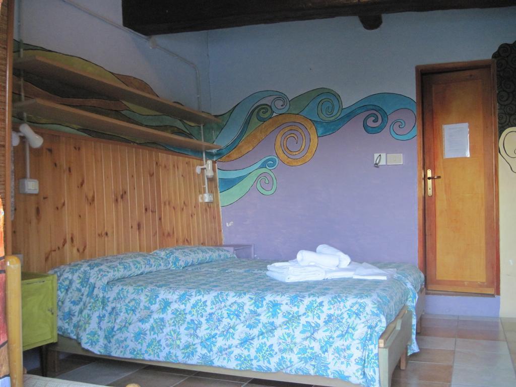 Libera Universita Di Alcatraz Hostal Morleschio Habitación foto